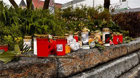 Blumen und Kerzen im Stadtzentrum von Immenstadt im Allgäu nach dem Tod eines Obdachlosen.