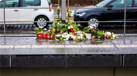 Blumen und Kerzen liegen an einem Bahnsteig der Stadtbahnhaltestelle „Fiedelerstraße“ im Stadtteil Döhren.