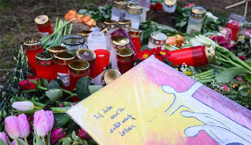 Trauer und Sprachlosigkeit: Gedenkgottesdienst für getöteten 14-Jährigen Blumen und Kerzen liegen an einer Tannenbaumschonung in Wunstorf-Blumenau in der Region Hannover. Foto: Julian Stratenschulte/dpa