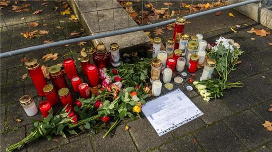 Blumen und Kerzen liegen vor der Schule in Offenburg, in der sich die Bluttat ereignete. Die Sonderkommission „Mühlbach“ ermittelt in dem Fall.