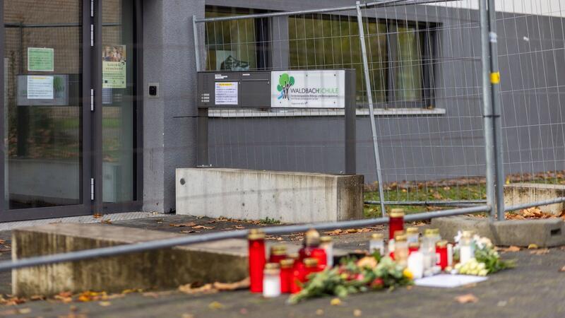 Nach Bluttat an Schule: Ermittlungen laufen auf Hochtouren Blumen und Kerzen liegen vor der Waldbachschule in Offenburg.