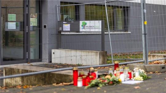 Nach Bluttat an Schule: Ermittlungen laufen auf Hochtouren Blumen und Kerzen liegen vor der Waldbachschule in Offenburg.