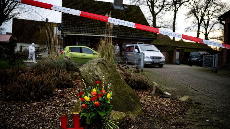 Scheeßeler Todesschüsse: Hätte die Tat verhindert werden können? Blumen und Kerzen liegen vor einem Einfamilienhaus in der Gemeinde Scheeßel.