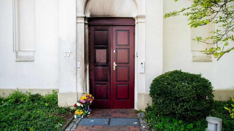 Antisemitismusbeauftragter: Kampagne gegen Judenhass Blumen und Kerzen stehen vor der Synagoge im Stadtzentrum in Oldenburg.