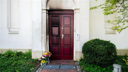 Blumen und Kerzen stehen vor der Synagoge im Stadtzentrum in Oldenburg.