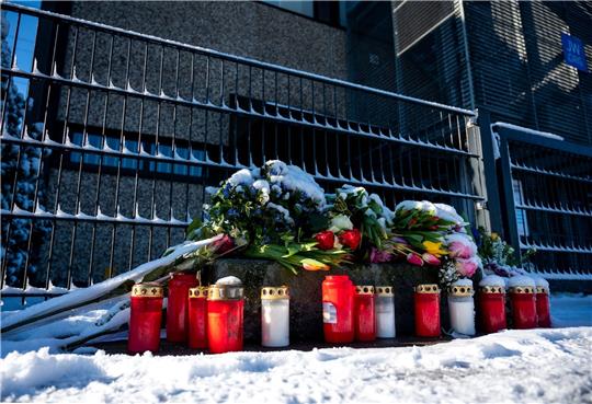 Blumen und Kerzen vor dem Eingang zu der Kirche der Zeugen Jehovas in Hamburg.