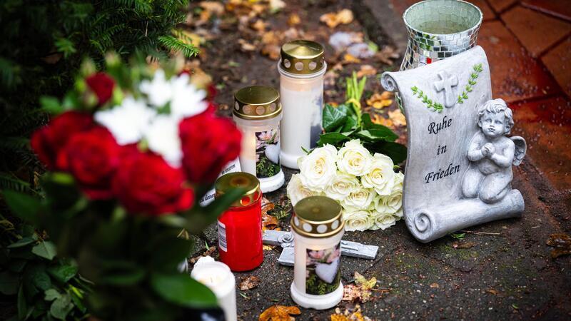 Frau in Bremen erstochen – Ex-Partner auf der Flucht Blumen und Kerzen wurden am Tatort im Bremer Stadtteil Obervieland abgelegt.