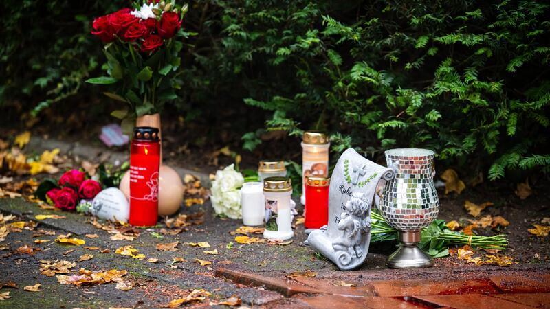 Maskierter sticht in Bremen zu – Internationale Fahndung nach Ex-Mann Blumen und Kerzen wurden am Tatort im Bremer Stadtteil Obervieland abgelegt.