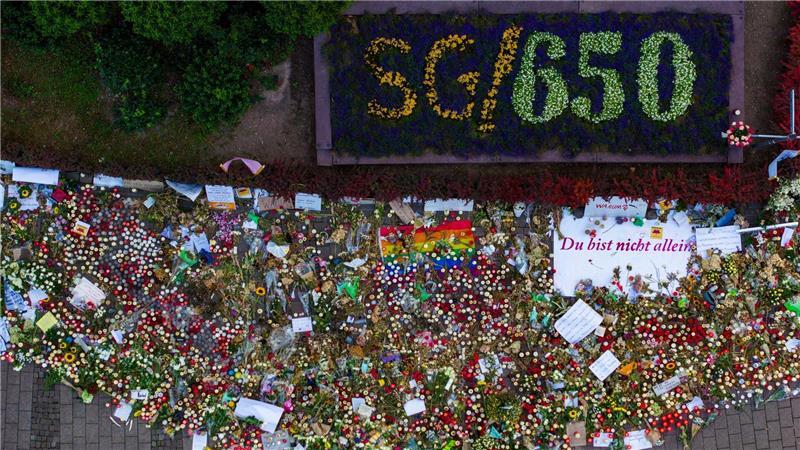 „Unschuldige getötet“: Solingen-Attentäter gesteht Blumen- und Lichtermeer nach dem Terroranschlag von Solingen. In Düsseldorf hat jetzt der Prozess gegen den mutmaßlichen Attentäter begonnen. (Archivbild)