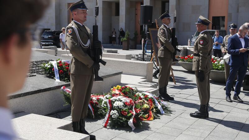 Blumen und militärische Ehren für die Toten des Warschauer Aufstands.