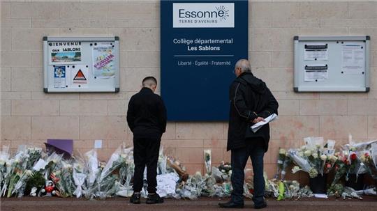 Blumen vor dem Eingang der Mittelschule Les Sablons in Viry-Chatillon nach dem gewaltsamen Tod eines 15-jährigen Schülers.