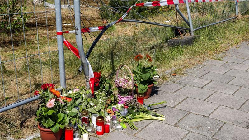 Drei Femizide in einer Woche - Nimmt Gewalt gegen Frauen zu? Blumen wurden in Varel für die Getötete niedergelegt. Ihr getrennt lebender Ehemann soll sie absichtlich angefahren haben. Dem Mann wird Mord vorgeworfen. (Archivbild)