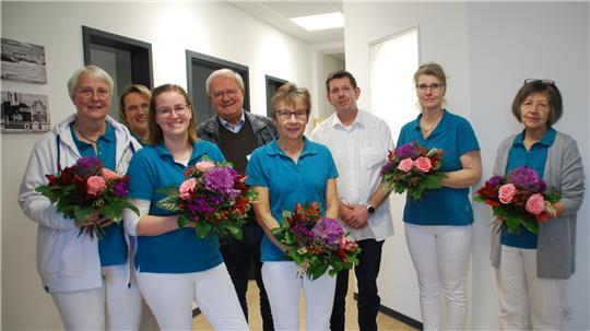 Blumen zur Einweihung: Das Praxis-Team, Sauensieks Bürgermeister Rolf Suhr und Hausarzt Marco Robinson in den neuen Räumen.