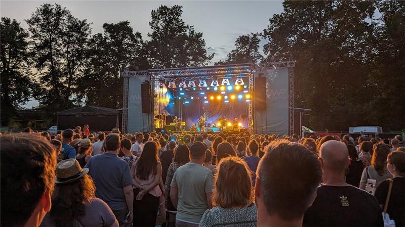 Große Feste in Stade: Diese Events stehen für 2025 schon auf dem Plan Vor der Bühne im Bürgerpark tummeln sich Musikfans