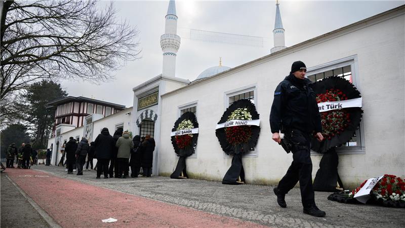 Blumengebinde stehen anlässlich eines Trauergebets vor der Beerdigung eines 62-Jährigen vor der Neuköllner Sehitlik-Moschee. 