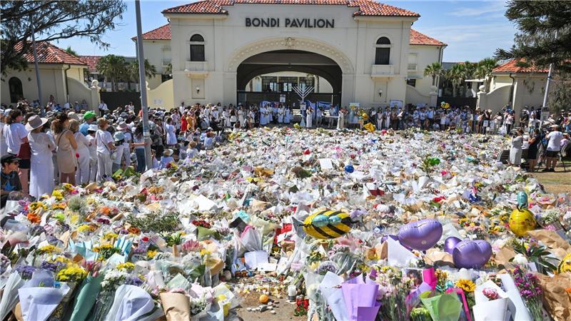 Blumenmeer am Bondi Beach: Sydney hält inne für die Terroropfer