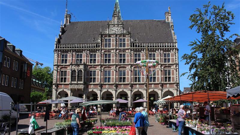 Kurios: Wie können mehr als 600 Theatersessel verschwinden? Blumenmverkäufer haben vor dem historischen Rathaus ihre Stände aufgebaut. Es ist eine von mehreren Ausweichspielstätten während der Bauarbeiten am städtischen Bühnenhaus. (Archivbild)