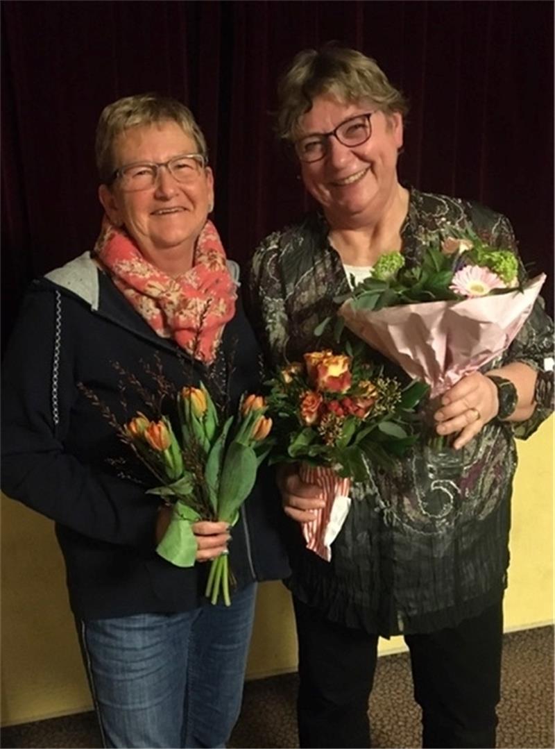 Blumensträuße für die neue und die alte Vorsitzende: Rosita Poppe (links) und Dr. Dagmar Bermig.