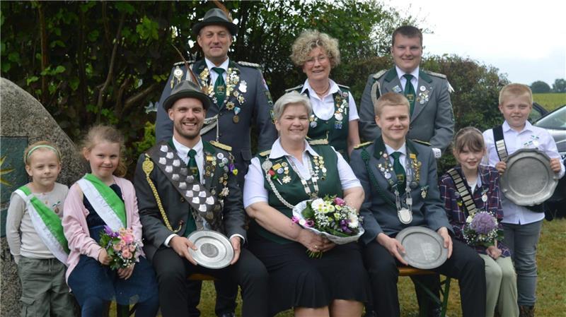 Blumenthals Schützenkönig Mirco Meyer (unten, Dritter von links) und weitere Würdenträger des Vereins.