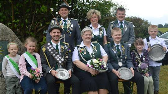 Blumenthals Schützenkönig Mirco Meyer (unten, Dritter von links) und weitere Würdenträger des Vereins.