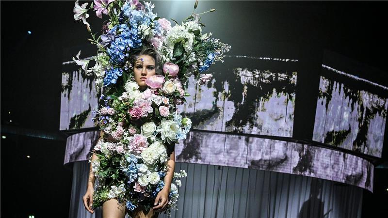 Bilder des Tages Blumiger Style: Ein Model zeigt eine Kreation des Designers Kilian Kerner bei der Berliner Fashion Week.