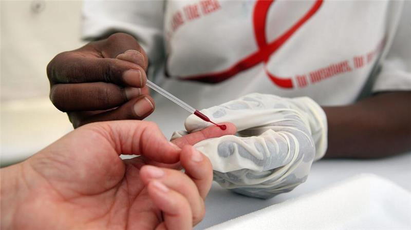 US-Hilfskürzungen - Sorge und Panik bei HIV-Infizierten Blutabnahme für einen HIV-Test in einer südafrikanischen Klinik (Archivbild)
