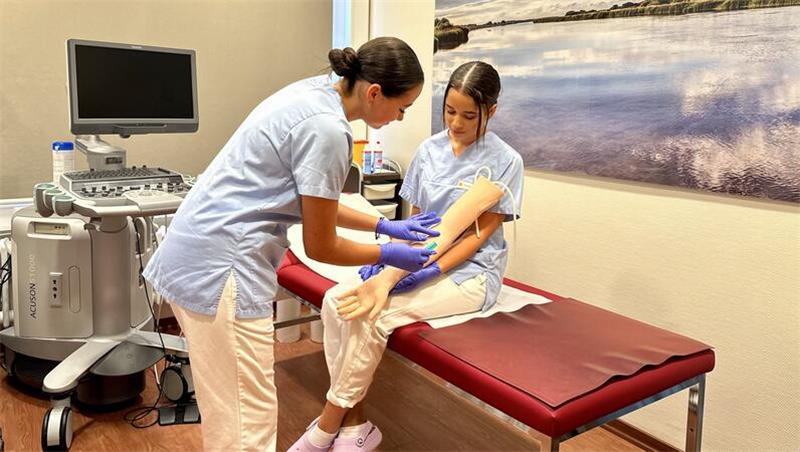 Klinik Dr. Hancken informiert über Ausbildungsberufe und Berufsbilder Blutabnahme üben am Trainingsarm - das ist eine der Mitmachaktionen am Azubi-Infotag.