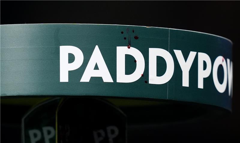 Blutflecken sind auf einem Getränketisch zu sehen, nachdem Cameron Menzies nach seiner Niederlage gegen Charlie Manby im Alexandra Palace auf ihn eingeprügelt hat.