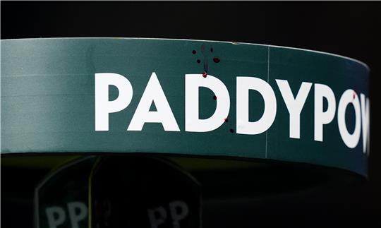 Blutflecken sind auf einem Getränketisch zu sehen, nachdem Cameron Menzies nach seiner Niederlage gegen Charlie Manby im Alexandra Palace auf ihn eingeprügelt hat.