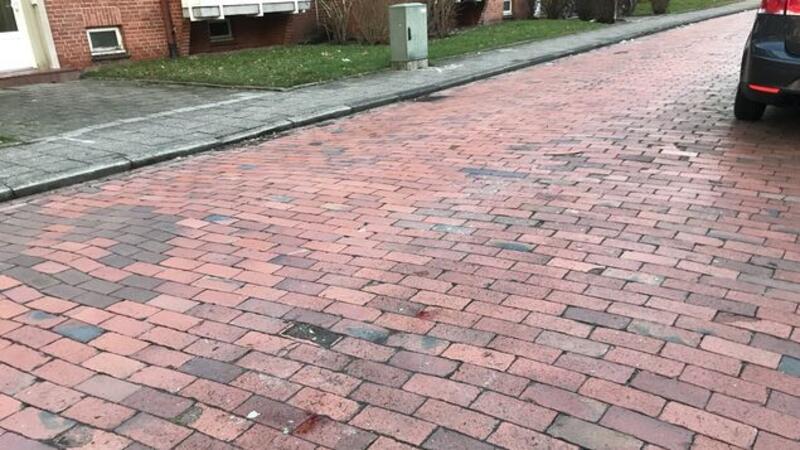 Blutiges Verbrechen in Cuxhaven: 56-Jähriger in der eigenen Nachbarschaft getötet Blutspuren führen zu der Stelle, an der der 56-Jährige offensichtlich zusammenbrach.