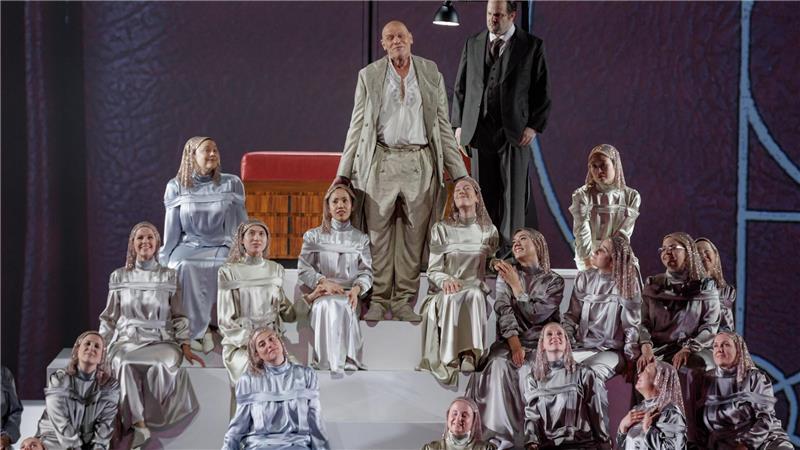 Bo Skovhus (l) als Astaroth mit Thomas Lehman als Dr. Kieron in der Oper „Die dunkle Seite des Mondes“.