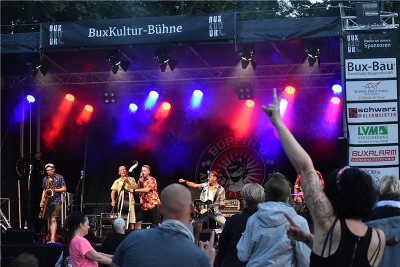 Bobbin´B rocken die Bühne im Buxtehuder Stadtpark. Foto: Weselmann