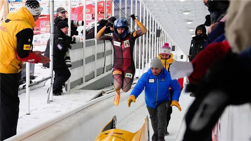 Bobpilotin Laura Nolte springt im Ziel aus dem noch rutschenden Bob und hüpfte vor Freude über WM-Silber übers Eis.