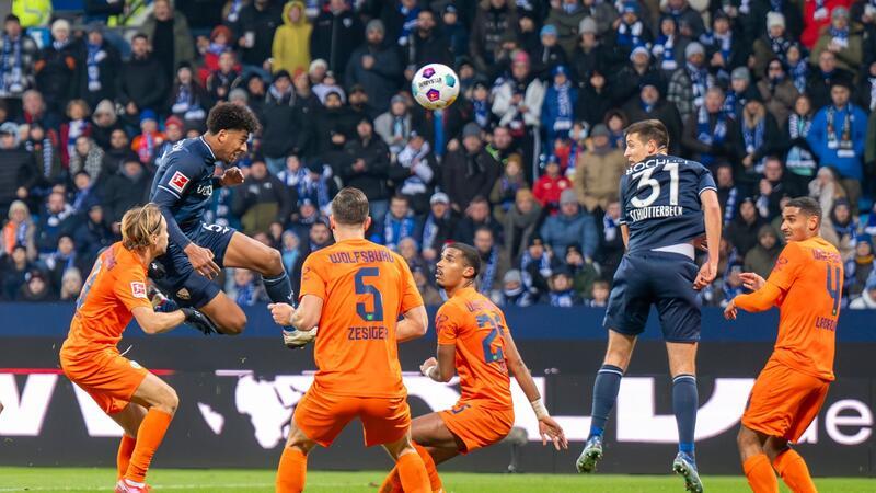 3:1 gegen Wolfsburg: Bochum feiert ersten Saison-Heimsieg Bochums Bernardo (2.v.l.) erzielte per Kopf das Tor zum zwischenzeitlichen 2:0.