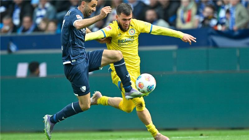 Bochums Gerrit Holtmann (l) ist vom Braunschweiger Mehmet Aydin nicht zu stoppen.
