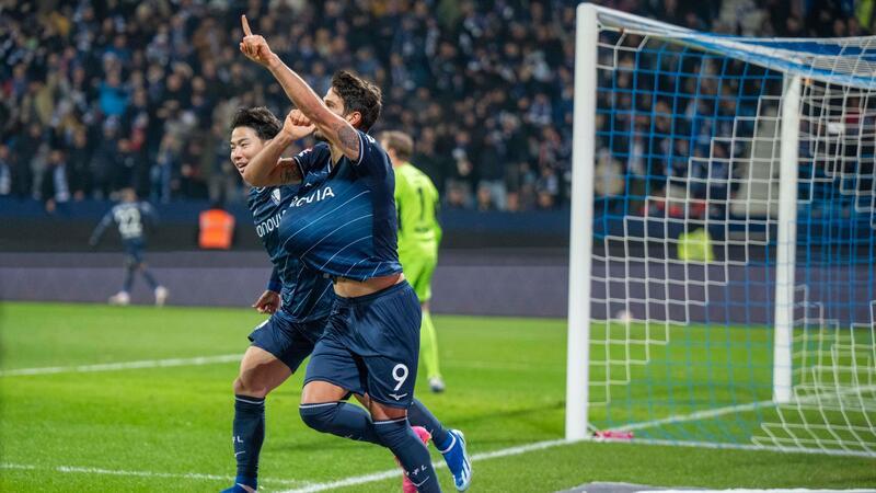 BVB wieder ohne Sieg - Leipzig nun Dritter Bochums Takuma Asano (l.) und Goncalo Paciencia jubeln nach dem Tor zum 2:0 gegen den 1. FC Union Berlin.