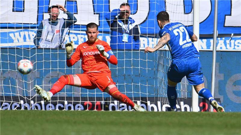 Bochums Torwart Timo Horn (hier gegen Magdeburgs Mateusz Zukowski) musste allein in den letzten beiden Spielen sieben Gegentore hinnehmen (Archivbild).