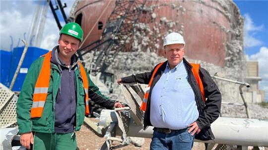 Bodo (links) und Seniorchef Jörg Freimuth vor der schwer angeschlagenen Sicherheitskuppel des ehemaligen Kraftwerks. Sie hat einen Durchmesser von 52 Metern.