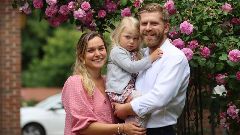 Börge Bammann mit seiner Frau Noëmi und der kleinen Tochter.
