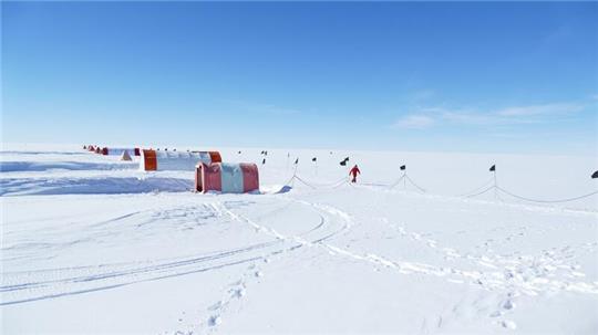 Bohr- und Wohnzelte einer Expedition am Skytrain Ice Rise in der Westantarktis.