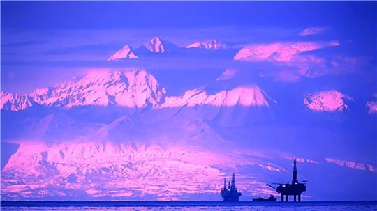 Bohrinseln liegen in Alaska vor abendliche Alpenglühen.