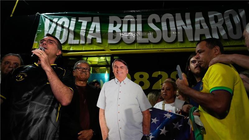 Bolsonaro erklärt Eingriff an Fußfessel mit Halluzinationen Bolsonaros Sohn Flavio trat bei einer Mahnwache vor dem Haus seines Vaters auf.