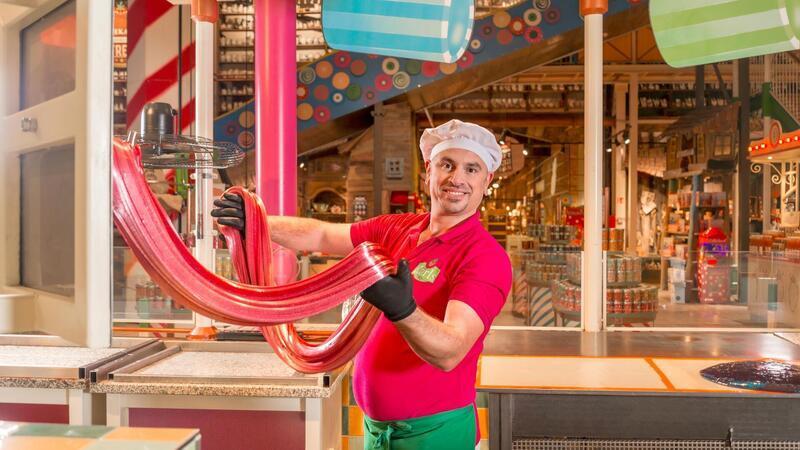 Karls Erlebnis-Dorf in Loxstedt: Aufregung ums Pipi-Kaka-Land Bonbonmacher ist einer der Jobs, die im Manufakturenmarkt in Karls Erlebnis-Dorf entstehen.