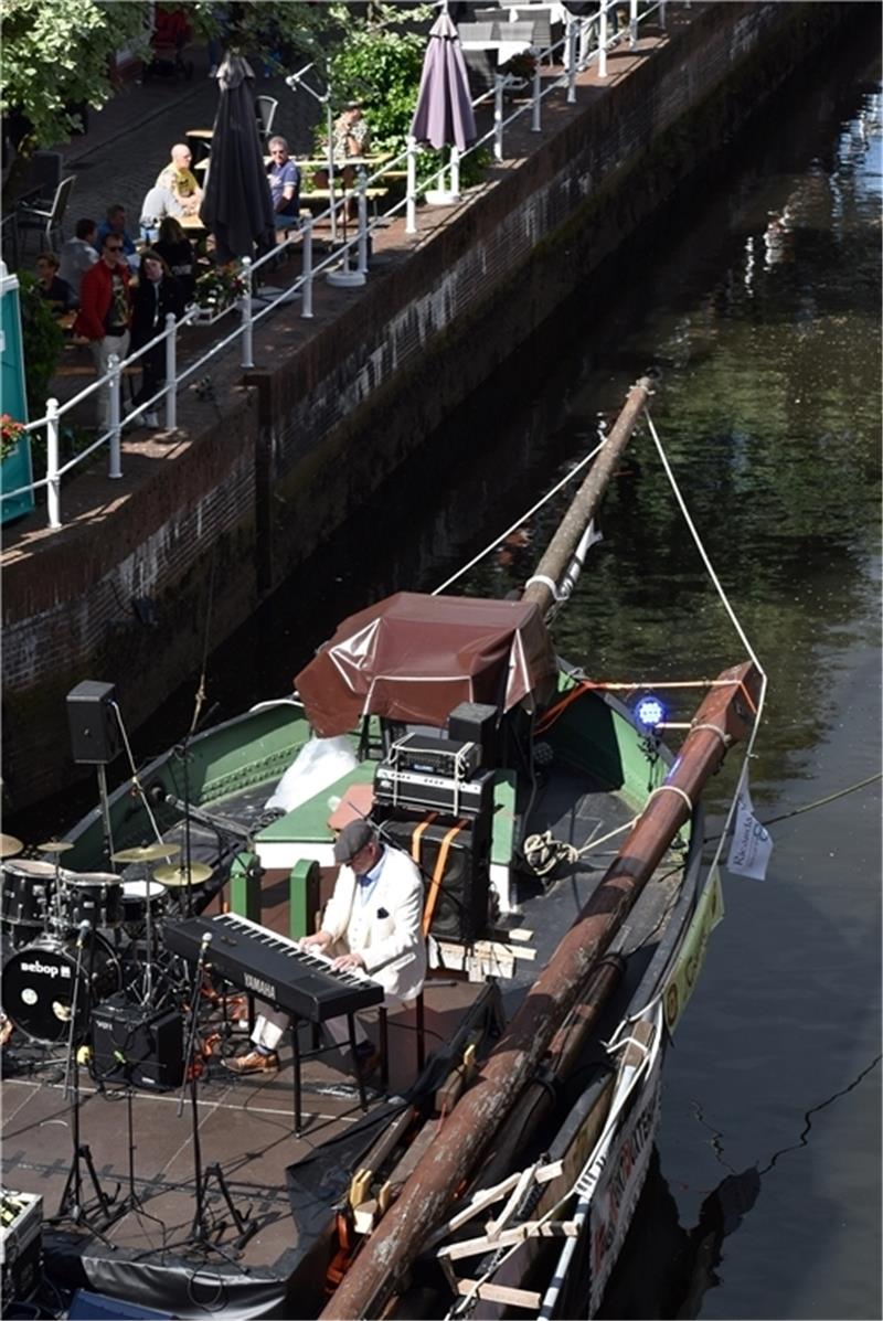 Boogie-Doctor Michel Rausch spielt auf dem Ewer Margareta.