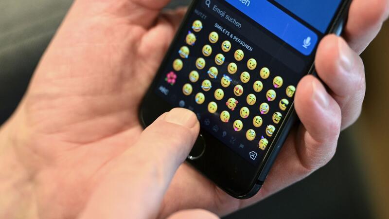 60 Jahre Boomer: Die Generation der Vielen in der Kritik Boomer sind leicht zu erkennen: Sie tippen mit einem Finger auf dem Handy.