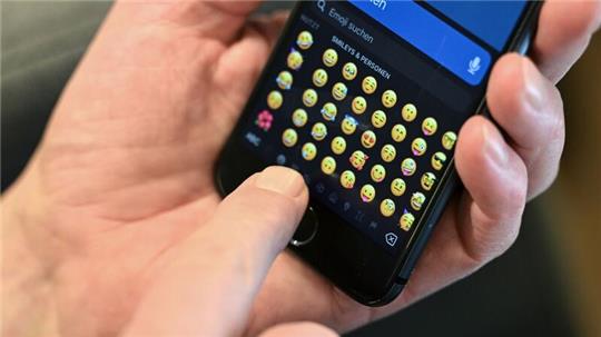 Boomer sind leicht zu erkennen: Sie tippen mit einem Finger auf dem Handy.