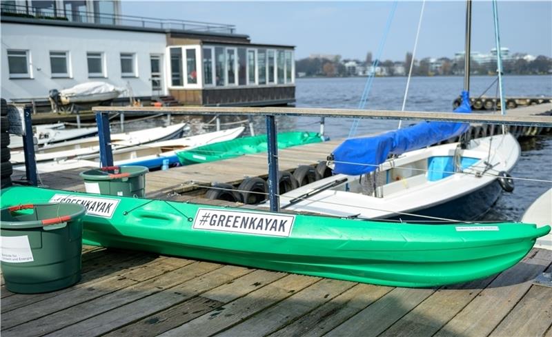 Boote der Umweltinitiative „Green Kayak“ liegen am Ufer der Außenalster.  Foto: Heimken/ dpa