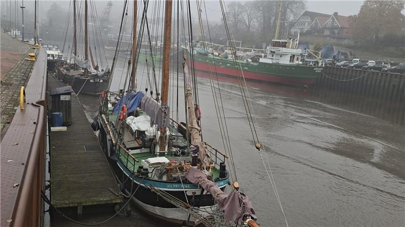 Boote im nebeligen Stader Stadthafen.