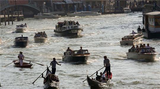 Boote in Venedig müssen sich in Zukunft an Blitzer gewöhnen.