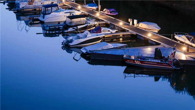 Boote liegen im Altrheinarm vor der Insel Grafenwerth.